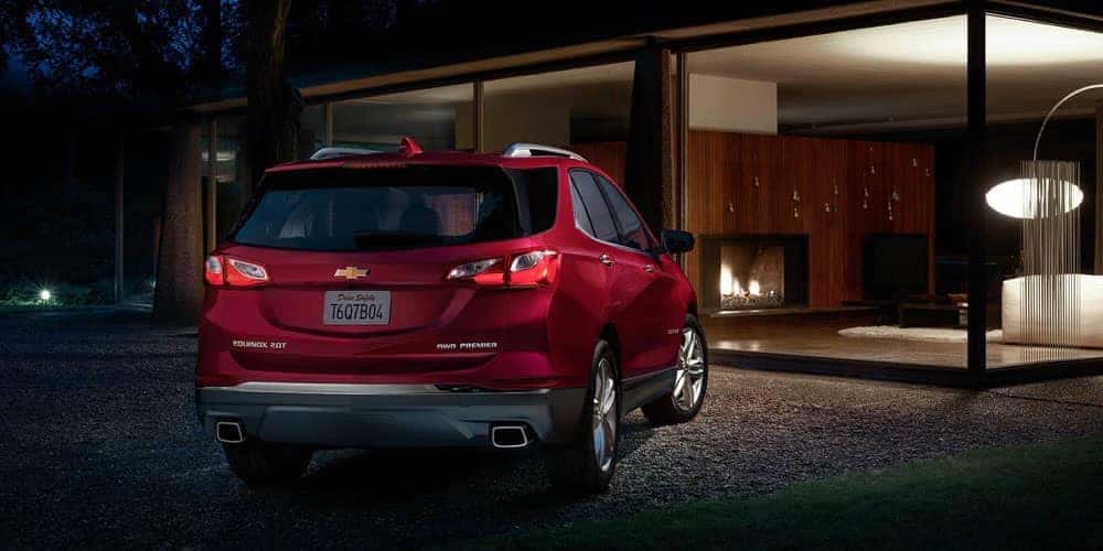 Chevrolet Equinox 2020 rojo estacionado fuera de la casa moderna en la noche