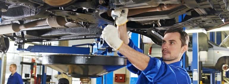 Mechanic working on a car_18867983