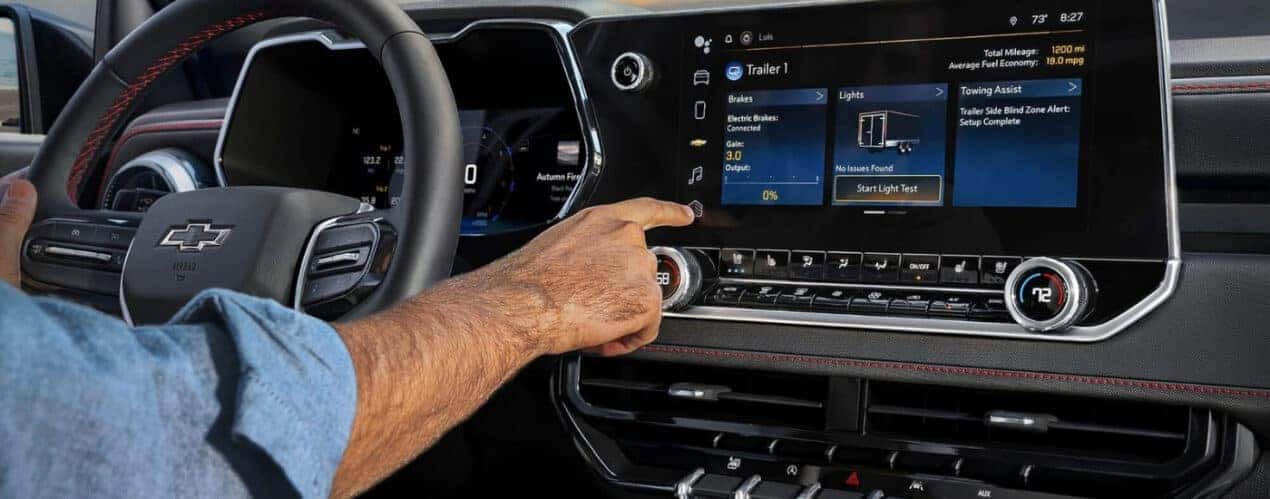 A close-up shows the infotainment screen in a 2025 Chevy Colorado ZR2.