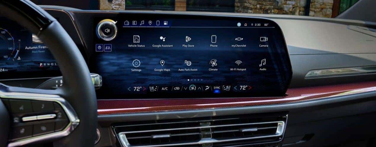 A close-up shows the infotainment screen in a 2025 Chevy Traverse RS.