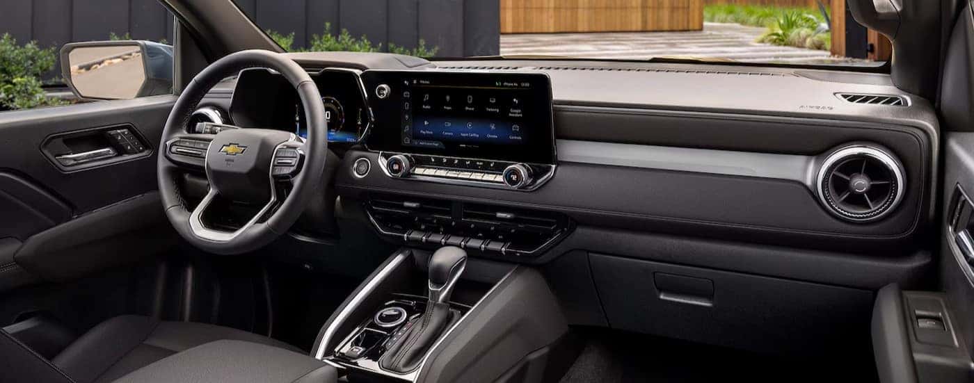 The gray dashboard is shown in a 2025 Chevy Colorado.