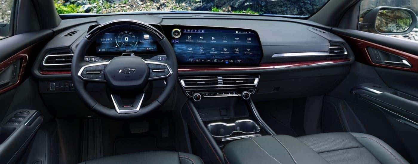Infotainment and digital gauge cluster on a 2025 Chevy Traverse for sale in Albany