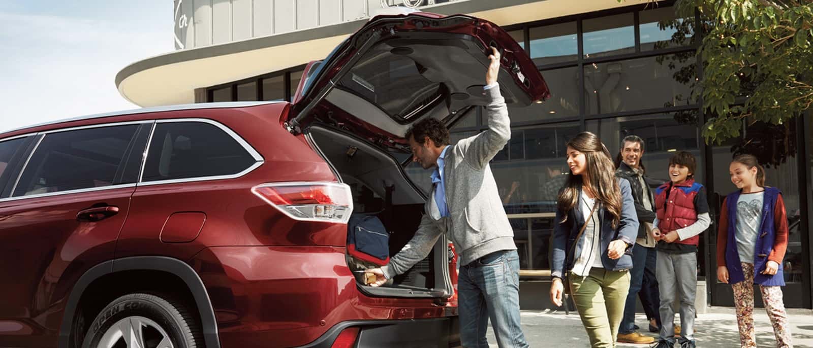 Highlander with open trunk