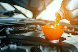 Hand,Mechanic,In,Repairing,Car,change,The,Oil
