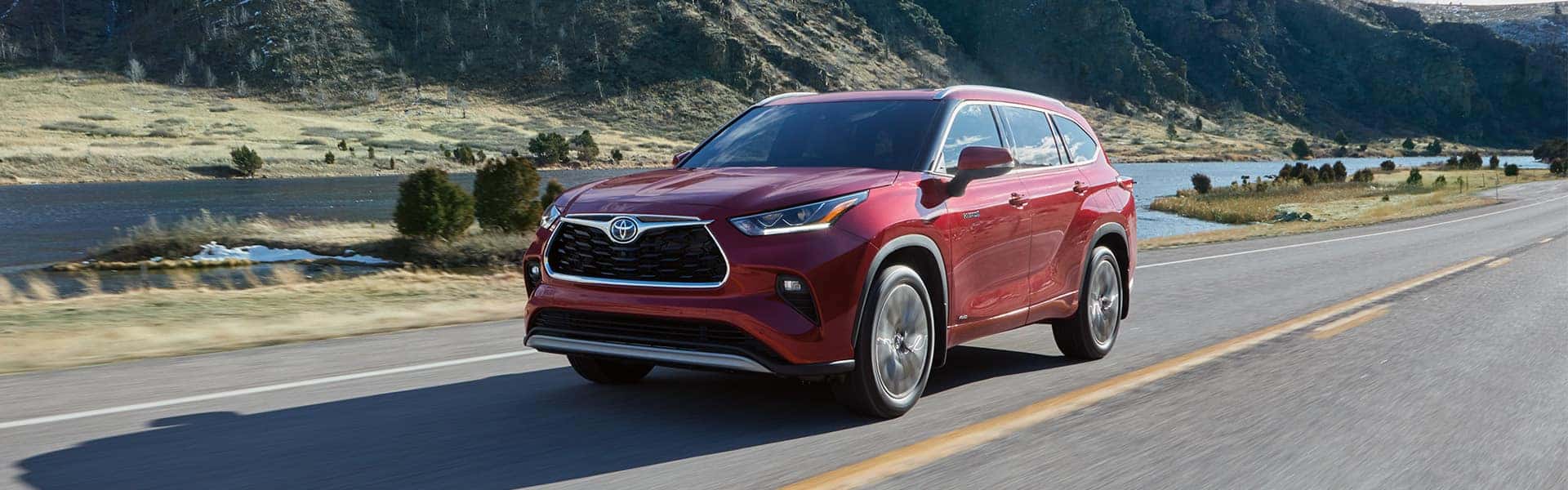 What are the Model Features of the 2022 Toyota Highlander Hybrid