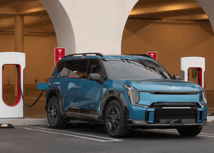 Kia-Electric-Vehicles---Charging-your-EV-at-Public-Station