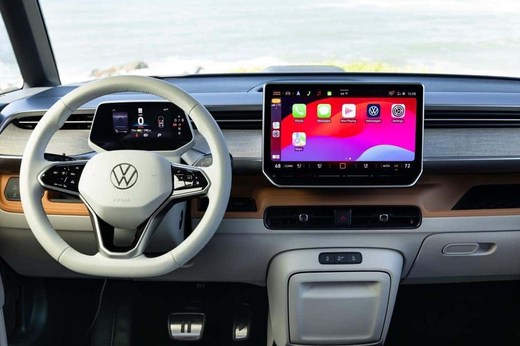  When Travel Assist is active, the cockpit display can show the lane markings (solid or dotted) and may also adjacent vehicles (car, motorcycle or box truck).