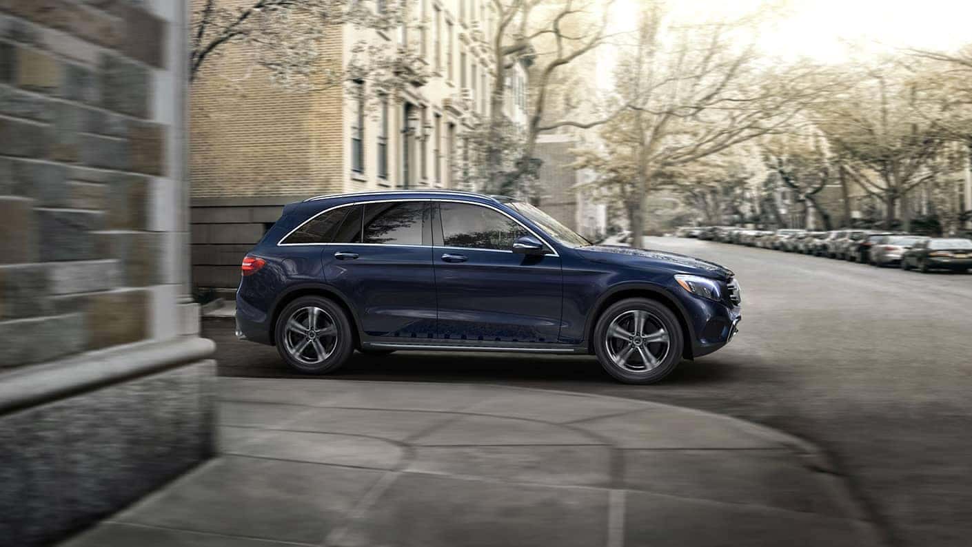 2019 Mercedes-Benz GLC going around corner