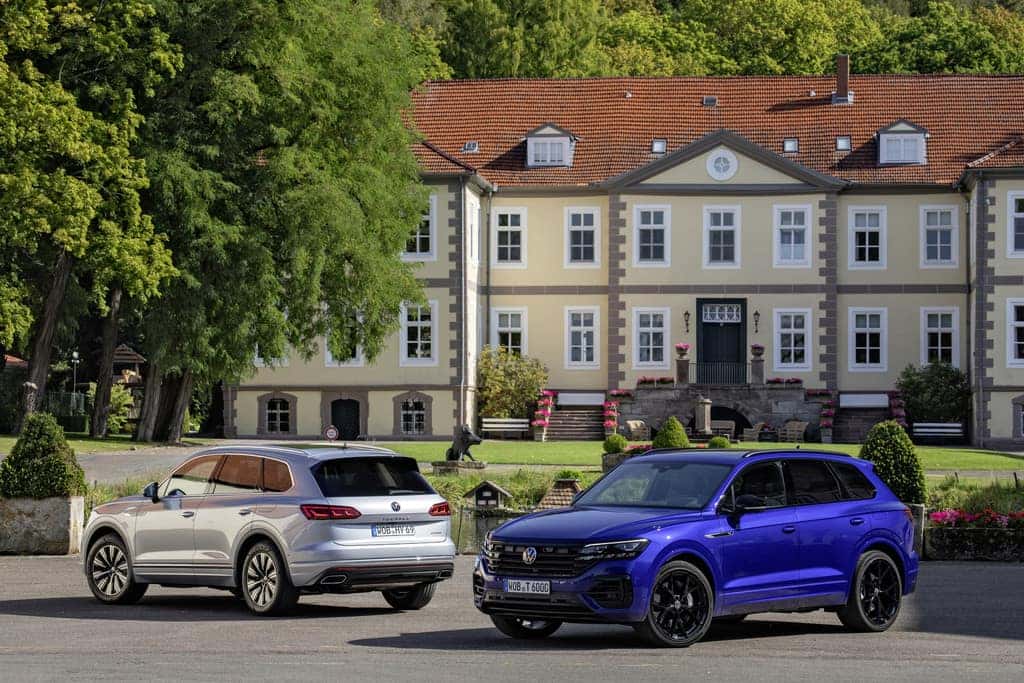 Blue & Silver Volkswagen Touraeg Yellow House