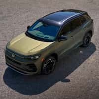 Original-19541-my26-tiguan-sel-r-line-turbo-avocado-exterior-trahan-0686