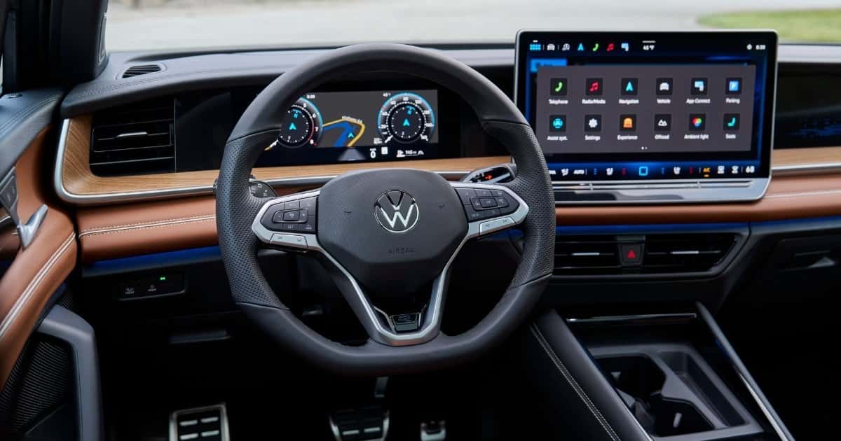 Original-19590-my26-tiguan-sel-r-line-turbo-avocado-interior-trahan-0284