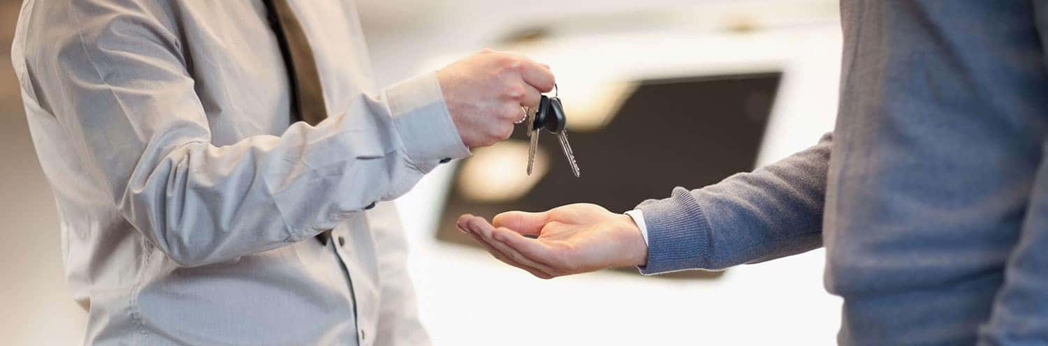 Los hombres intercambian las llaves del auto.